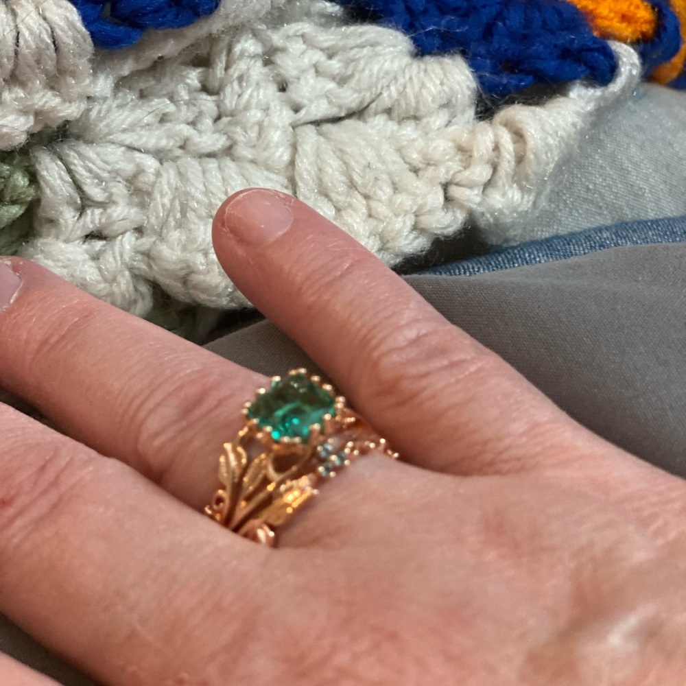 Elegant Gold and Green Ring Size 9